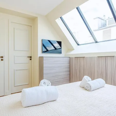 Stylish Triplex With Amazing Terrace Near Louvre 파리