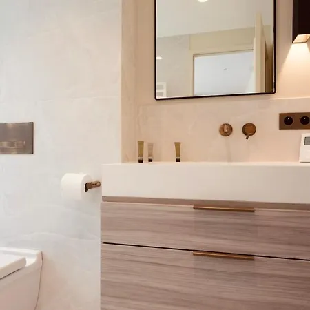 Stylish Triplex With Amazing Terrace Near Louvre 아파트 *