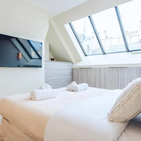 Stylish Triplex With Amazing Terrace Near Louvre * 파리