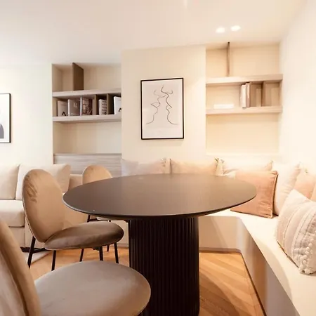 Stylish Triplex With Amazing Terrace Near Louvre 아파트 파리