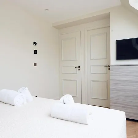 Stylish Triplex With Amazing Terrace Near Louvre París
